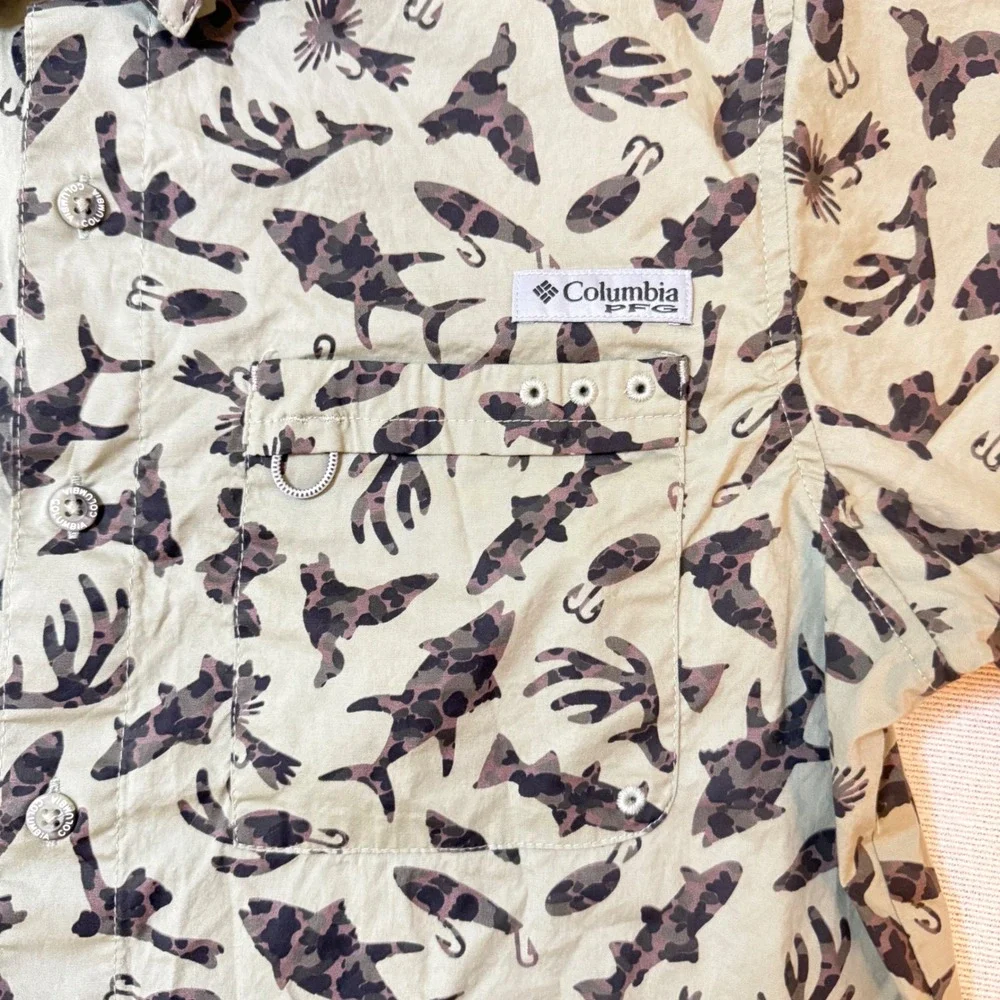 Columbia PFG Shirt Mens Medium Tan Fish Hook Print Short Sleeve Active Fit